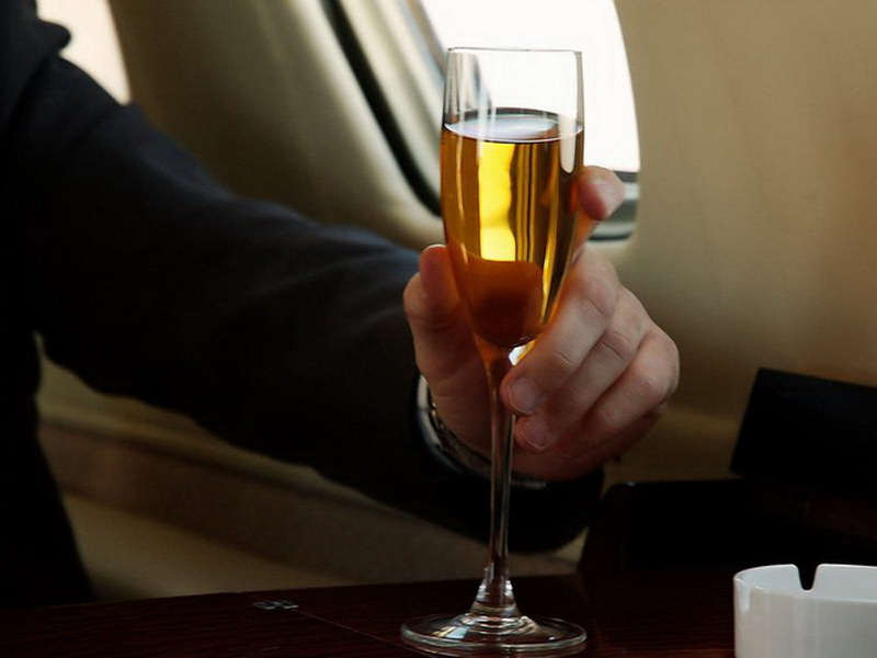 Алкоголь в самолете - на самом ли деле нельзя пить и почему?